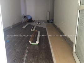 Thi công sàn nhựa giả gỗ tại Long Biên